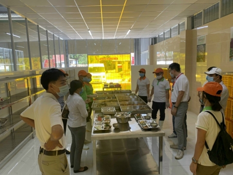 Khách hàng đi kiểm tra nhà máy 