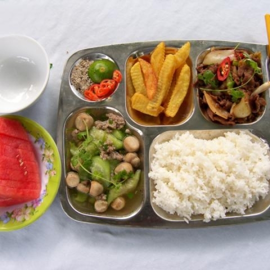 Bò xào thập cẩm+ nấm xào thịt bằm