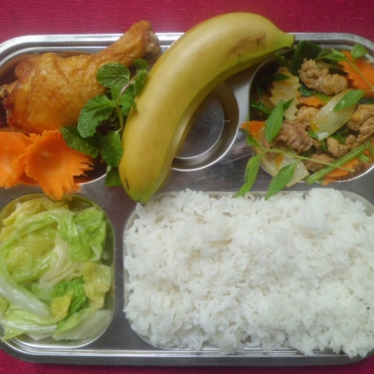 Đùi gà chiên nước mắm + Bò xào sa tế