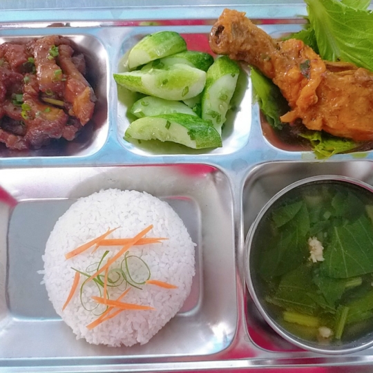 Đùi gà chiên nước mắm + Thịt ba rọi xào mắm ruốc